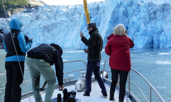L'équipage du Qilak à l'approche d'un glacier